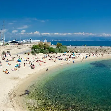 Apartment Freshly Tastefully Renovated In Heart Of Old Antibes