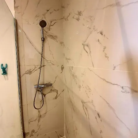 Freshly Tastefully Renovated In Heart Of Old Apartment