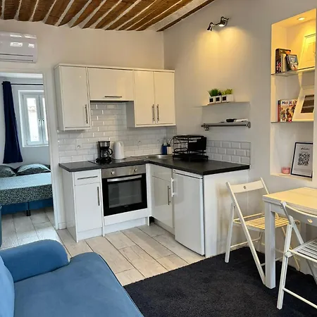 Apartment Freshly Tastefully Renovated In Heart Of Old Antibes